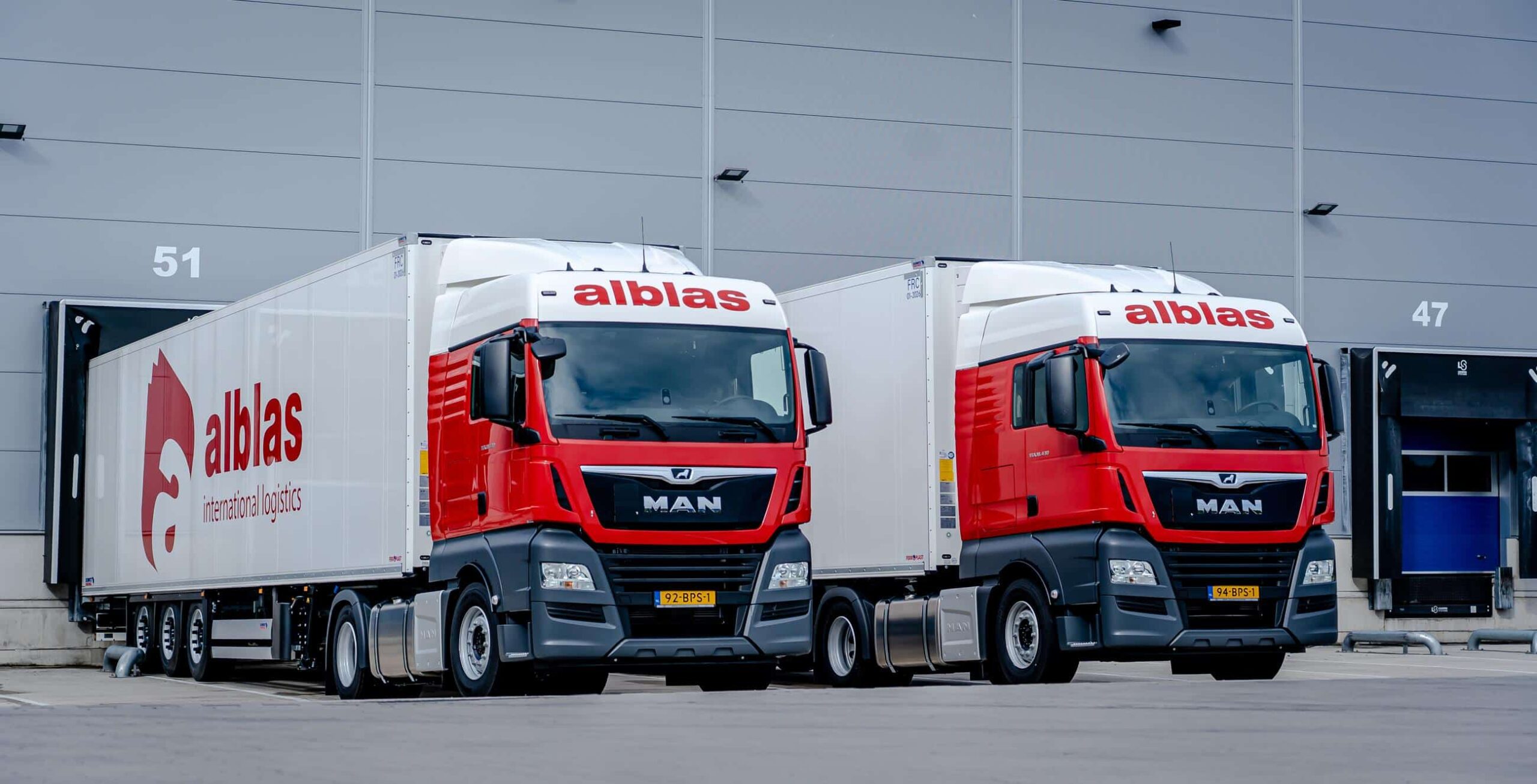 Alblas vrachtwagen geparkeerd voor het logistiek hoofdkantoor.