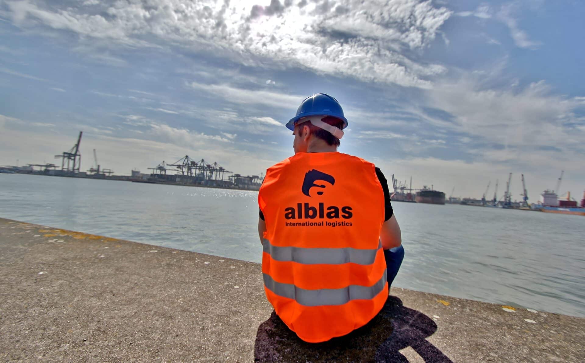 Medewerker van Alblas International Logistics kijkt uit over de haven, klaar voor een nieuwe logistieke operatie