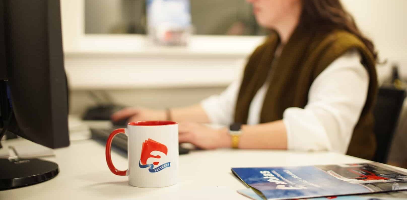 Medewerker van Alblas verwerkt administratieve documenten voor fiscale vertegenwoordiging op kantoor.