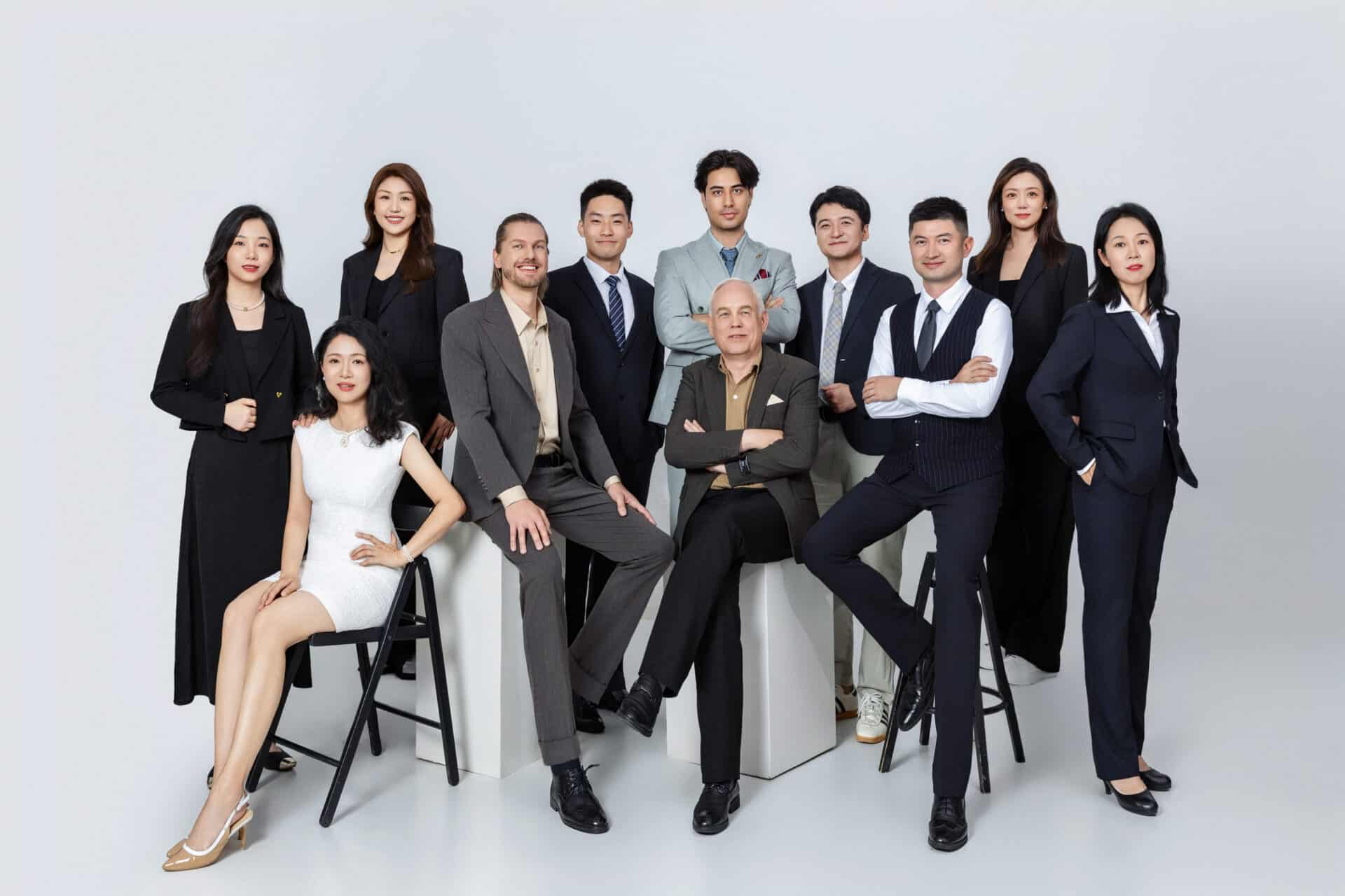 Team van transportbedrijf Alblas op de locatie Ürümqi in China poseert samen voor een groepsfoto.