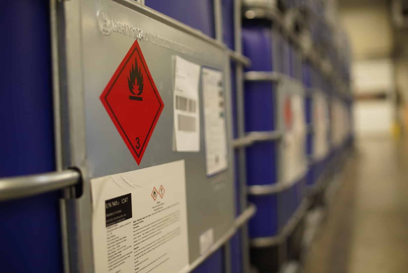 IBC-container met ADR-label voor gevaarlijke stoffen