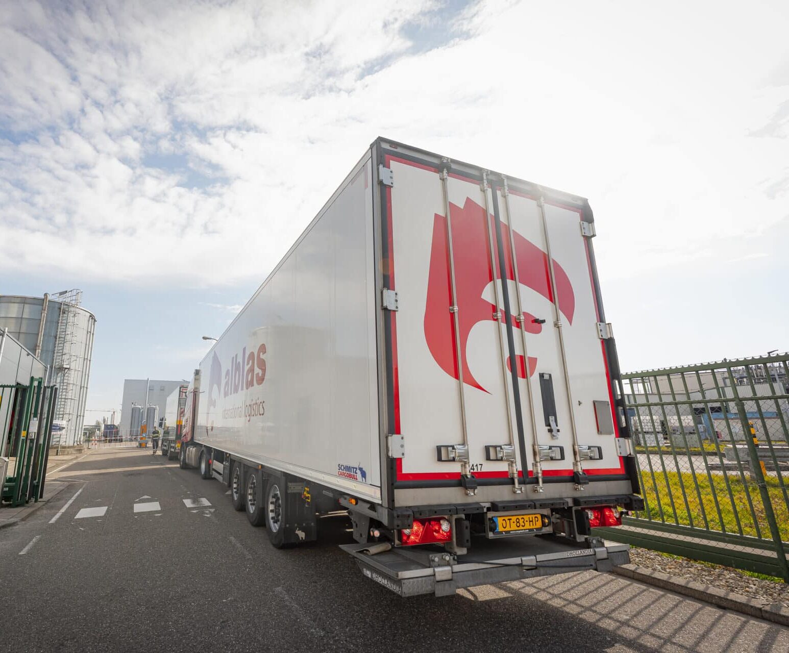 Alblas vrachtwagen tijdens laden bij klant Brenntag