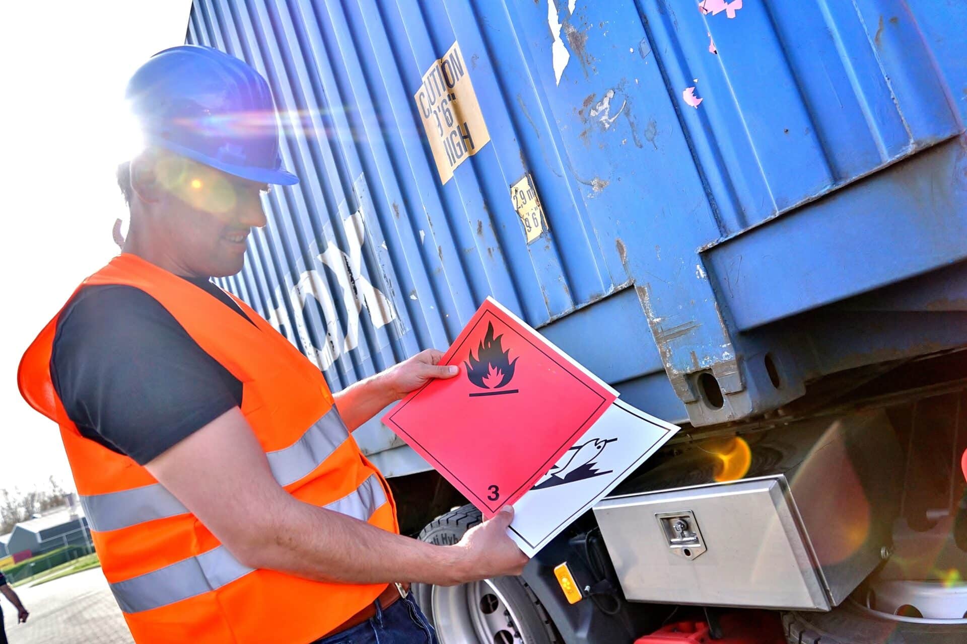 Medewerker brengt ADR-label aan op container