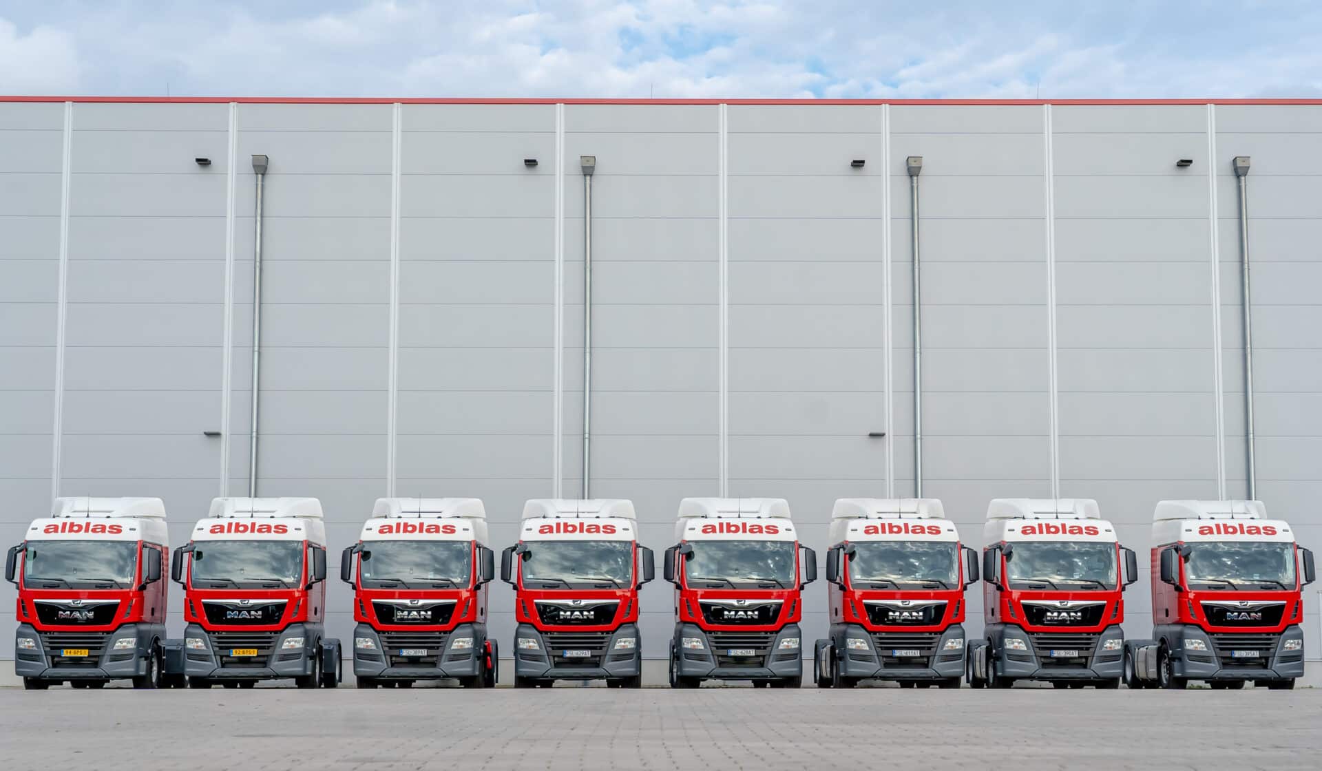 Rij Alblas vrachtwagens voor het warehouse van Alblas International Logistics