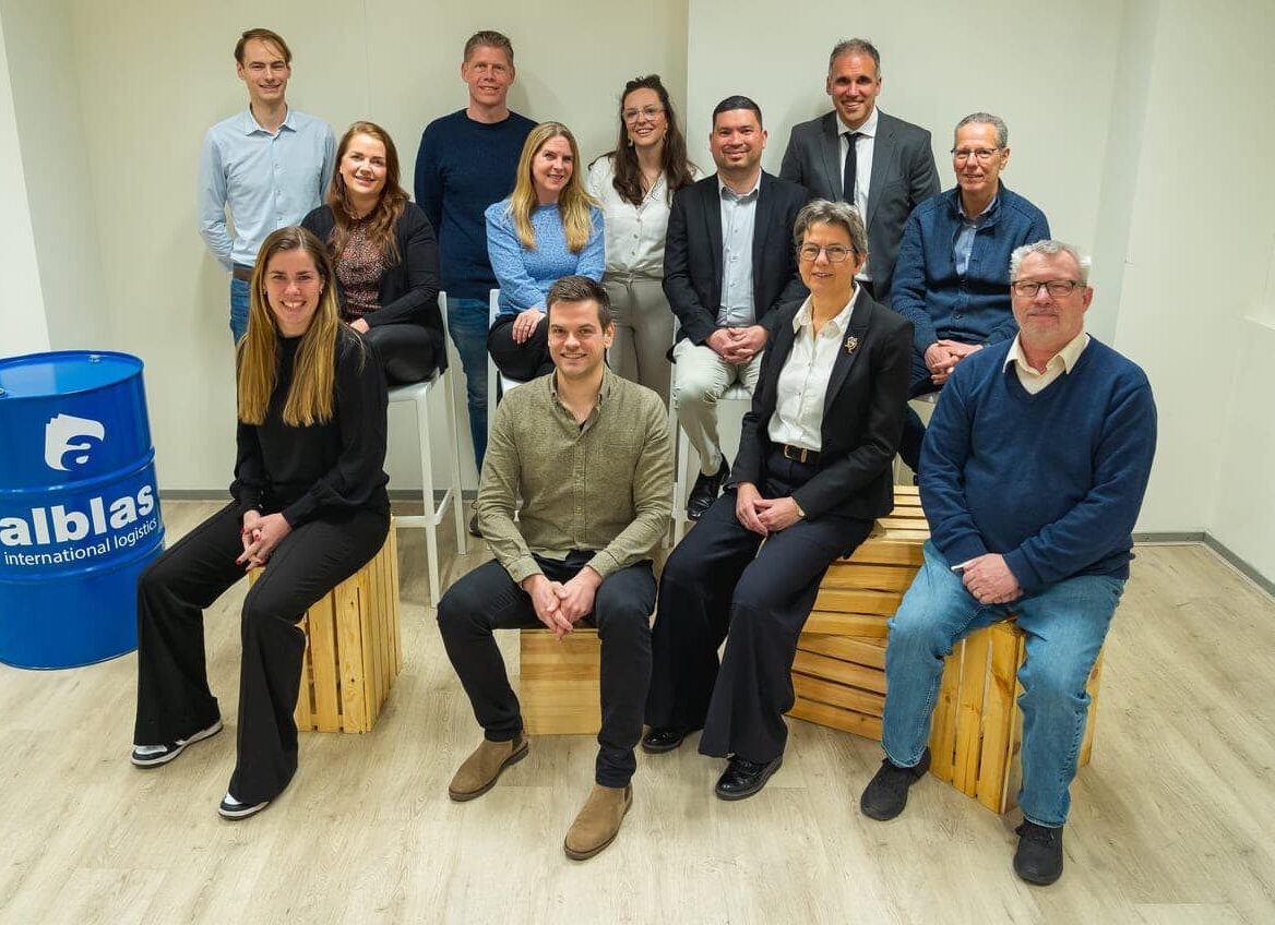 Teamleden van Alblas poseren samen voor een groepsfoto op kantoor in ’s-Gravendeel.