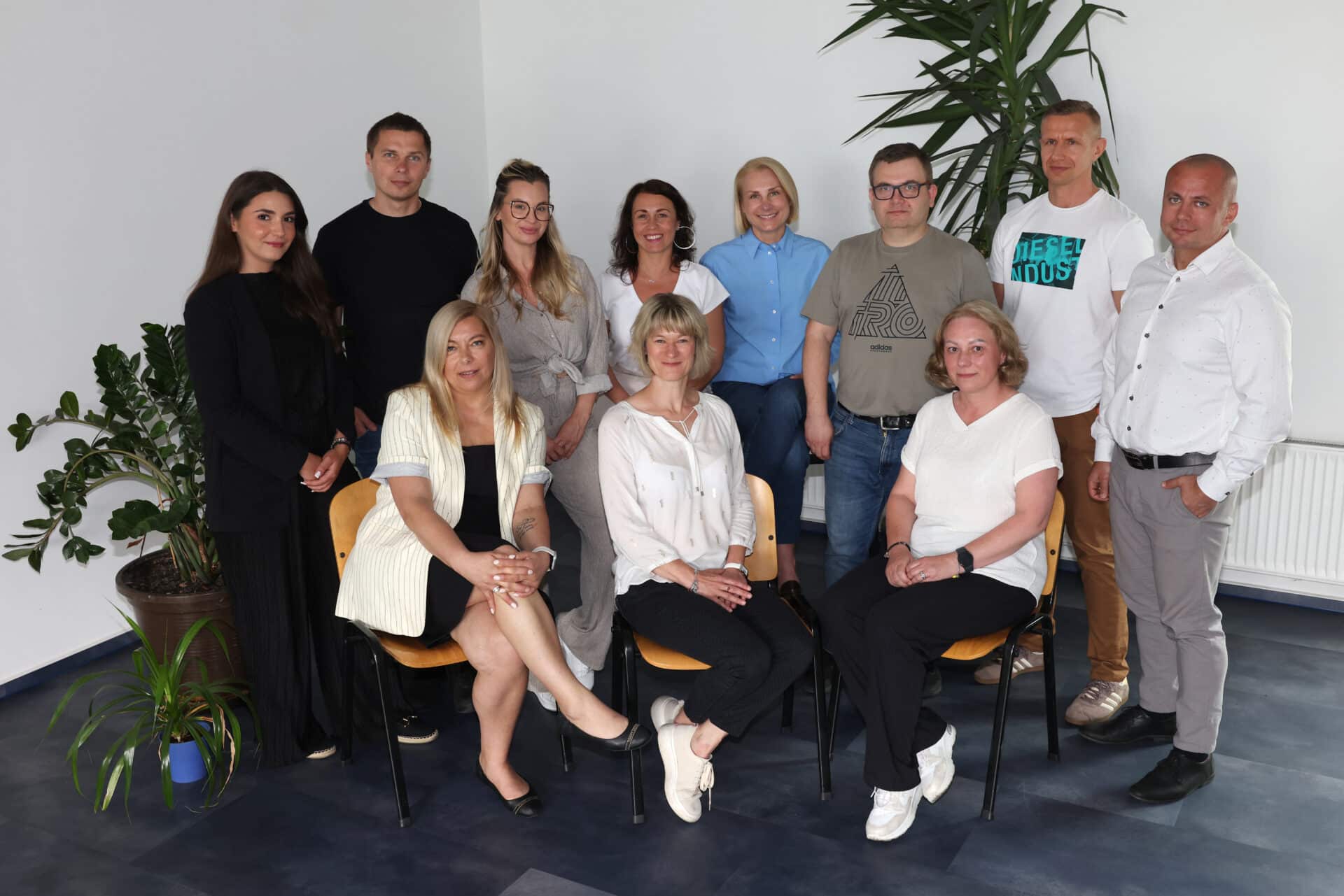Team van transportbedrijf Alblas op de locatie Jacobsdorf poseert samen voor een groepsfoto