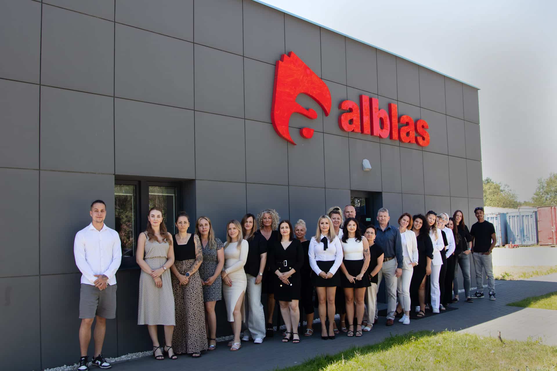 Team van transportbedrijf Alblas op de locatie Rzepin poseert samen voor een groepsfoto.