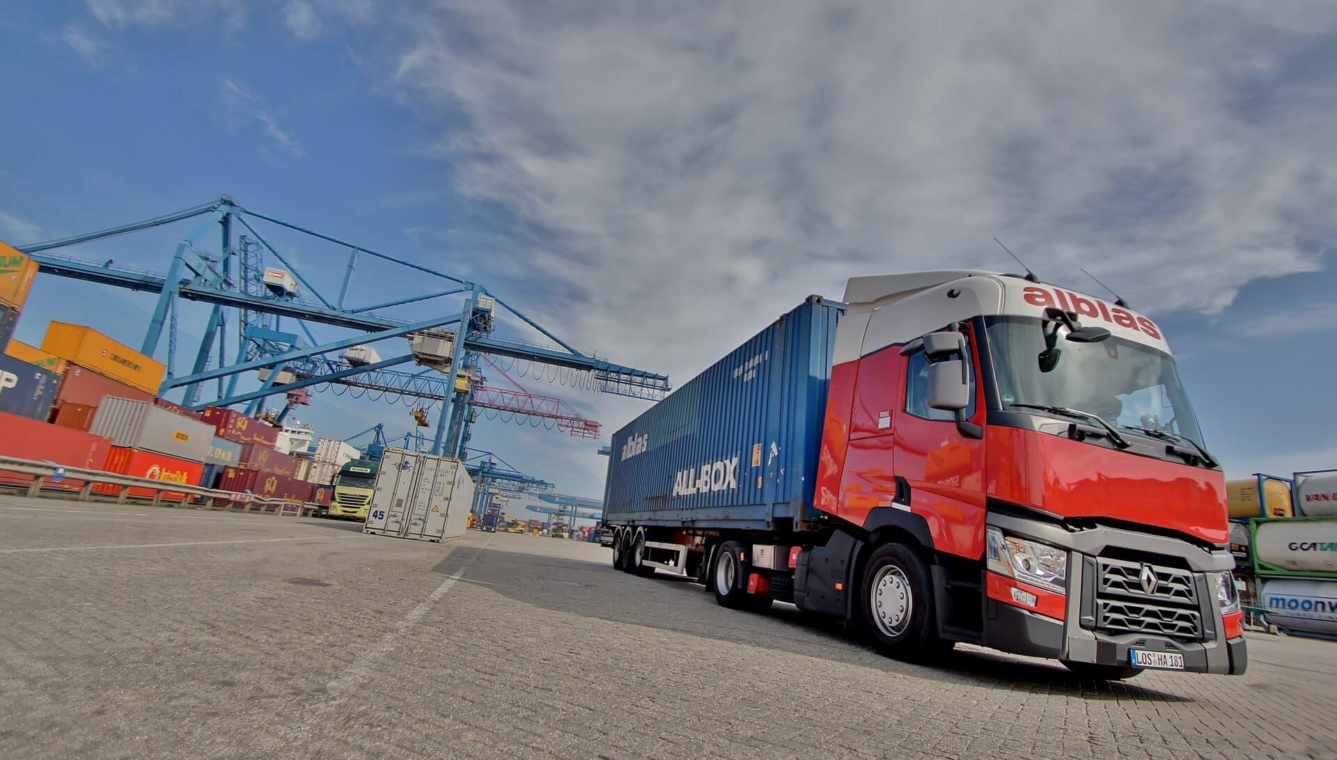 Alblas vrachtwagen met containertrailer op de terminal, klaar voor internationaal transport.